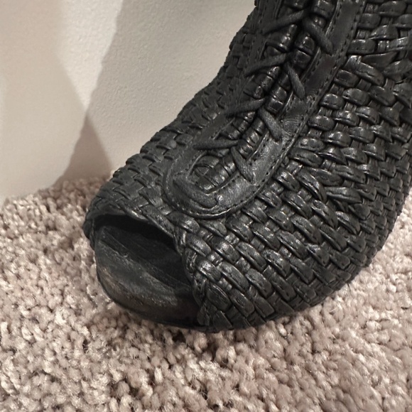 BARELY WORN GUCCI "PEEP PARKER" Boots - Picture 7 of 10